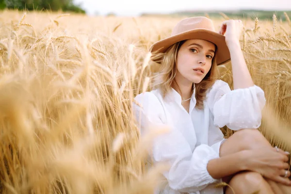 Snygg Ung Flicka Sommar Vit Klänning Och Hatt Poserar Ett — Stockfoto