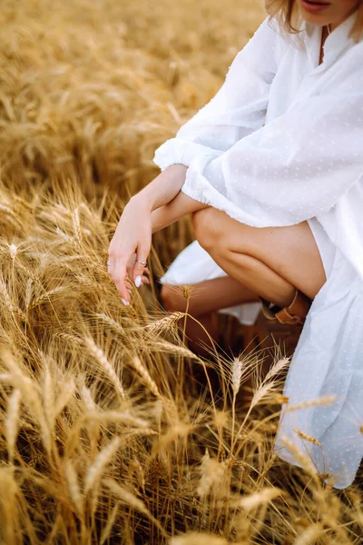 Chica Joven Con Estilo Vestido Blanco Verano Sombrero Posando Campo —  Fotos de Stock