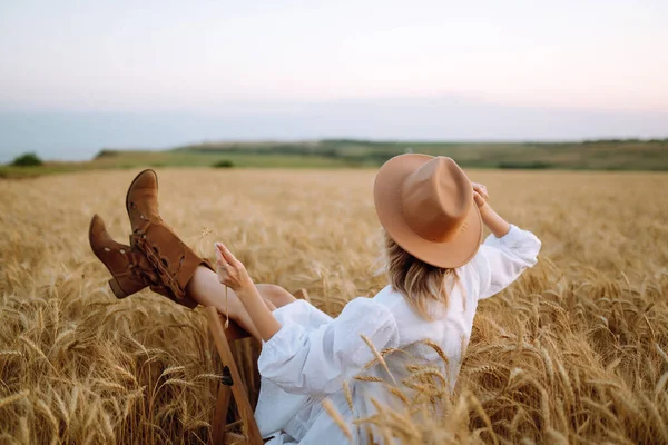 Snygg Ung Flicka Sommar Vit Klänning Och Hatt Poserar Ett — Stockfoto