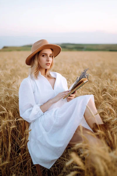 Chica Con Estilo Vestido Blanco Sombrero Con Libro Campo Trigo —  Fotos de Stock