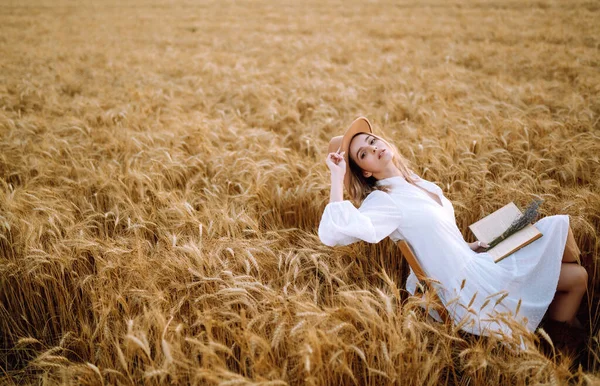 Стильна Дівчина Білій Сукні Капелюсі Книгою Пшеничному Полі Щаслива Молода — стокове фото