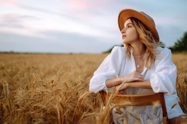 Snygg Ung Flicka Sommar Vit Klänning Och Hatt Poserar Ett — Stockfoto