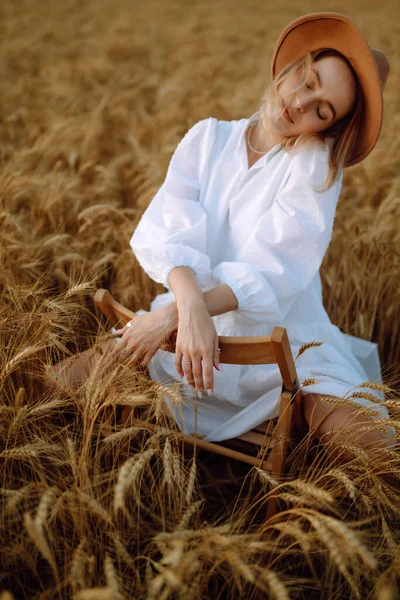 드레스를 황금빛밀 밭에서 모자를 아가씨 라이프 스타일 — 스톡 사진