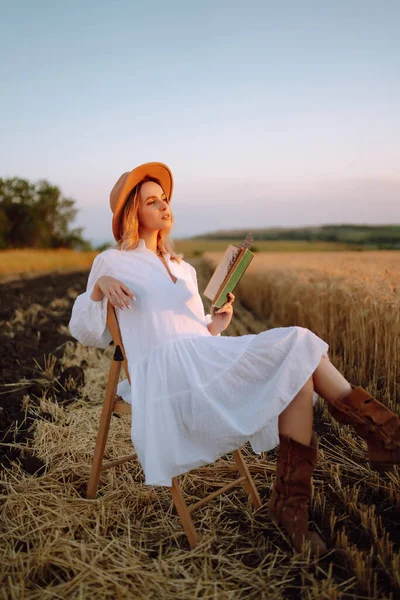 Chica Con Estilo Vestido Blanco Sombrero Con Libro Campo Trigo — Foto de Stock