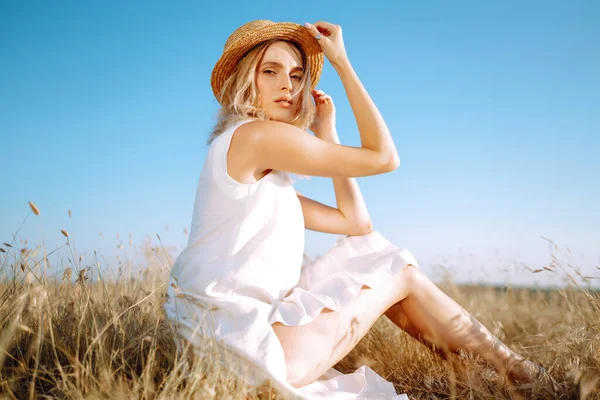 Summer Girl Robe Blanche Chapeau Avec Miroir Dans Nature Concept — Photo