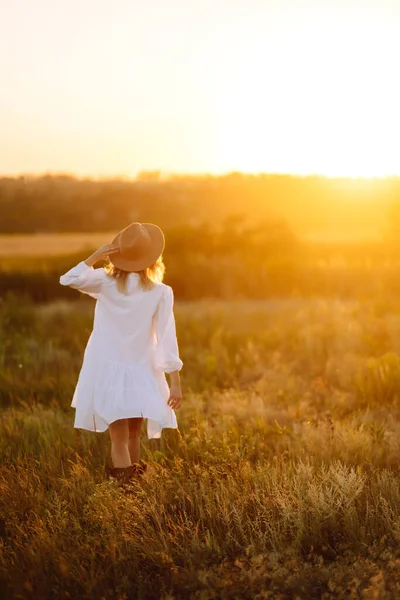 Mulher Elegantemente Vestida Pôr Sol Nascer Sol Natureza Verão Moda — Fotografia de Stock