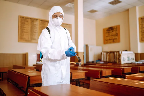 코로나 바이러스 유행병이 유행하는 학교를 감염시키는 보호용 양복을 남자는 수업을 — 스톡 사진