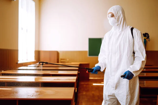 Desinfecteren Van Scholen Tijdens Een Coronavirus Pandemie Een Man Een — Stockfoto