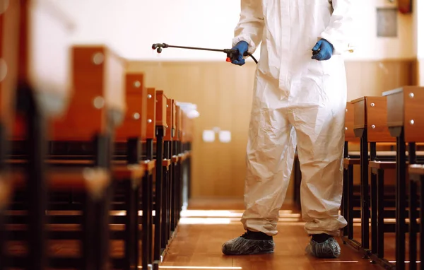 Hombre Con Traje Protector Materiales Peligrosos Con Productos Químicos Aerosol —  Fotos de Stock