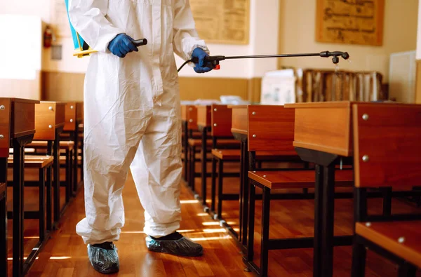 Homem Fato Protecção Com Produtos Químicos Pulverização Desinfectar Turma Escola — Fotografia de Stock