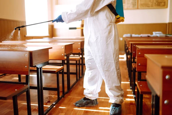 Man Beschermende Hazmat Pak Met Spray Chemicaliën Desinfecteren Schoolklas Covid — Stockfoto