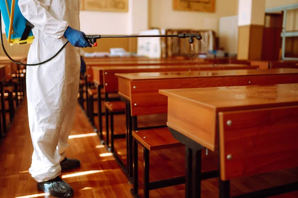 Homem Fato Protecção Com Produtos Químicos Pulverização Desinfectar Turma Escola — Fotografia de Stock