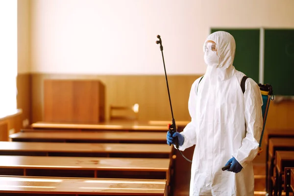 Retrato Homem Terno Proteção Hazmat Com Produtos Químicos Spray Desinfecção — Fotografia de Stock