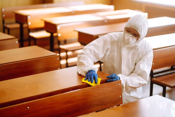 Homem Fato Protecção Lava Secretária Escola Durante Pandemia Coronavírus Covid — Fotografia de Stock