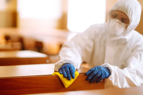 コロナウイルスのパンデミックの間の掃除と消毒の学校の机 Covid — ストック写真