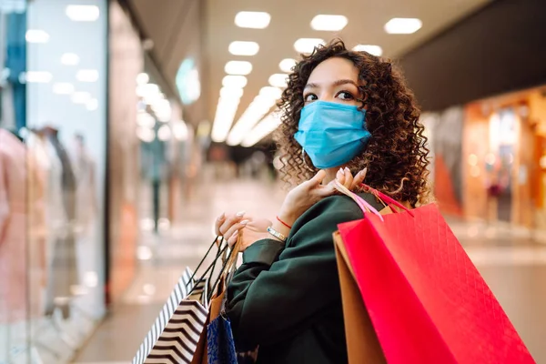 Mujer Joven Con Máscara Facial Médica Después Comprar Durante Pandemia — Foto de Stock