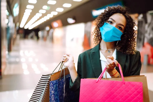 Jonge Vrouw Met Medisch Gezichtsmasker Het Winkelen Tijdens Een Coronavirus — Stockfoto