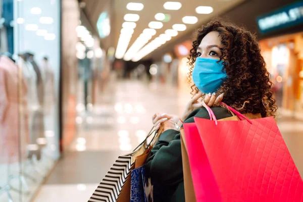 Jonge Vrouw Met Medisch Gezichtsmasker Het Winkelen Tijdens Een Coronavirus — Stockfoto
