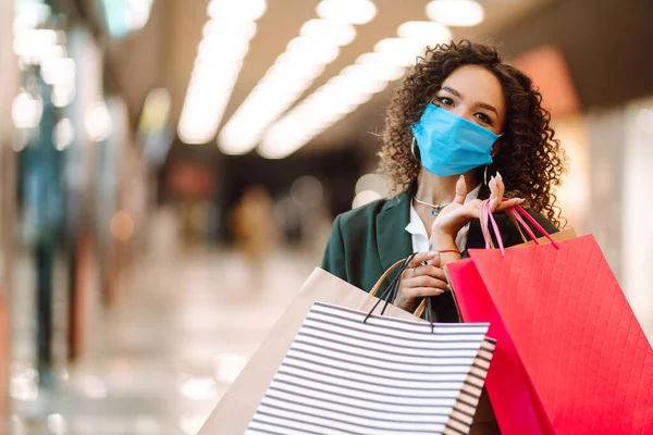 Jonge Vrouw Met Medisch Gezichtsmasker Het Winkelen Tijdens Een Coronavirus — Stockfoto