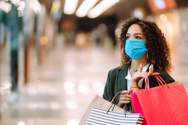 Coronavirus Salgını Sırasında Alışveriş Yaptıktan Sonra Maske Takan Genç Bir — Stok fotoğraf