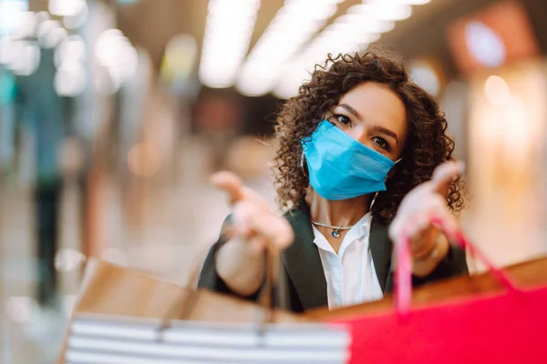 コロナウイルスのパンデミックの間に買い物をした後 医療面マスクの若い女性 Covid 2019 — ストック写真