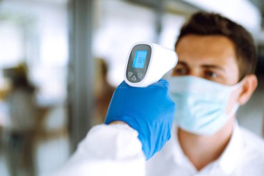 Koronavirüs salgını sırasında ofis çalışanlarının sıcaklığını düşürmek. Covid 19.