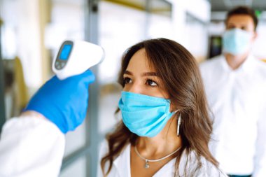 Koronavirüs salgını sırasında ofis çalışanlarının sıcaklığını düşürmek. Covid 19.