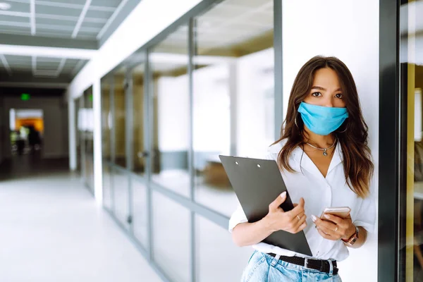 Bir Salgın Sırasında Ofiste Steril Maske Takan Ofis Çalışanı Covid — Stok fotoğraf