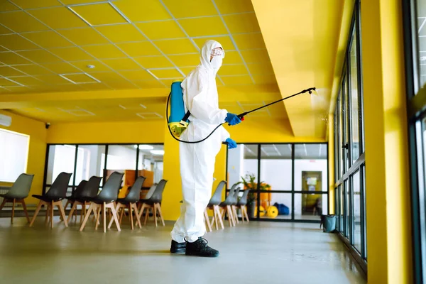 Homem Fato Proteção Hazmat Com Produtos Químicos Spray Desinfecta Escritório — Fotografia de Stock