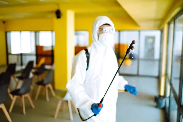 Homem Fato Proteção Hazmat Com Produtos Químicos Spray Desinfecta Escritório — Fotografia de Stock