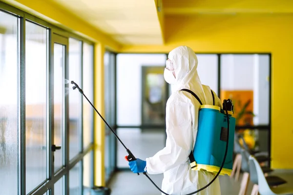 Uomo Tuta Protettiva Con Prodotti Chimici Spray Disinfetta Ufficio Durante — Foto Stock