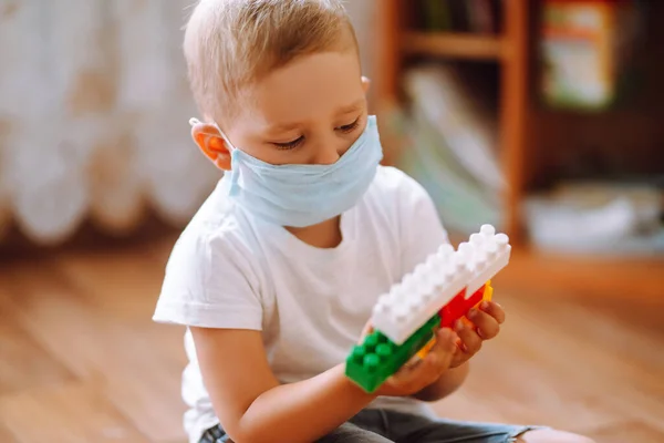Egy Kisfiú Steril Orvosi Maszkban Építőmunkást Játszik Otthon Járvány Terjedésének — Stock Fotó