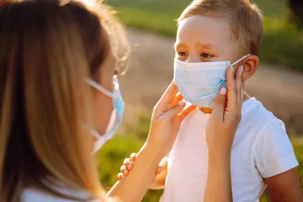 Mutter Setzt Ihre Sterile Medizinische Maske Während Der Pandemie Park — Stockfoto