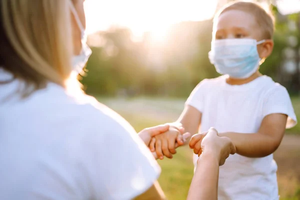 Gemeinsam Während Einer Pandemie Covid 2019 Kleiner Junge Und Mutter — Stockfoto