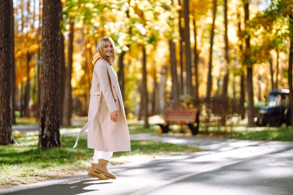 Ritratto Una Bella Donna Felice Con Sorriso Nel Parco Autunnale — Foto Stock