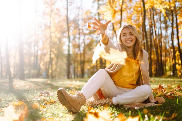 Appy Jovem Mulher Divertindo Com Folhas Parque Outono Menina Bonita — Fotografia de Stock