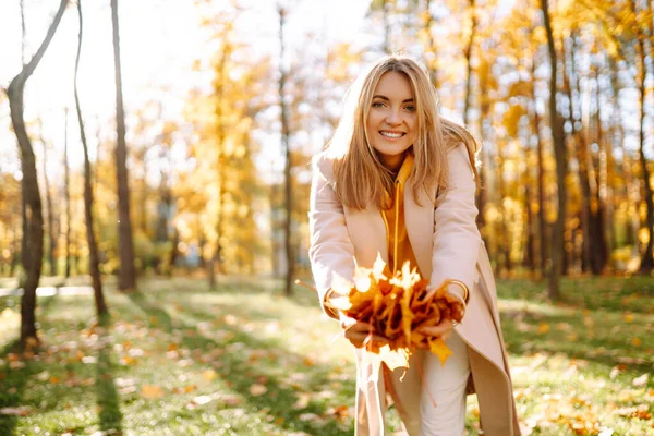 Appy Młoda Kobieta Bawiąc Się Liśćmi Jesiennym Parku Piękna Dziewczyna — Zdjęcie stockowe