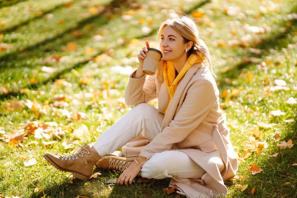 Ritratto Una Bella Donna Felice Con Caffè Seduta Nel Parco — Foto Stock