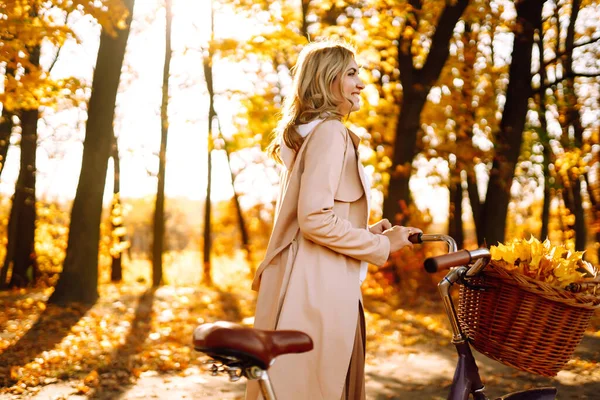 Joven Chica Sonriente Con Una Bicicleta Pasea Bosque Otoño Atardecer —  Fotos de Stock