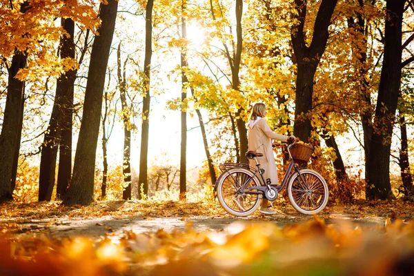 Joven Chica Sonriente Con Una Bicicleta Pasea Bosque Otoño Atardecer — Foto de Stock