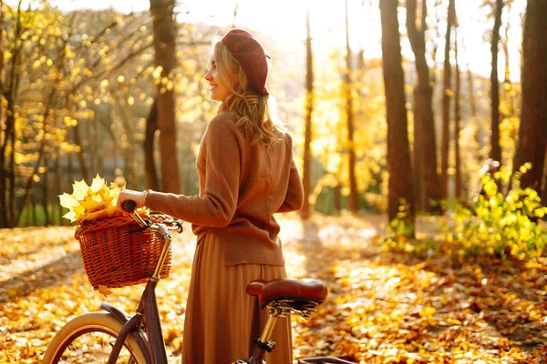 Jovem Menina Sorridente Com Uma Bicicleta Caminha Floresta Outono Pôr — Fotografia de Stock
