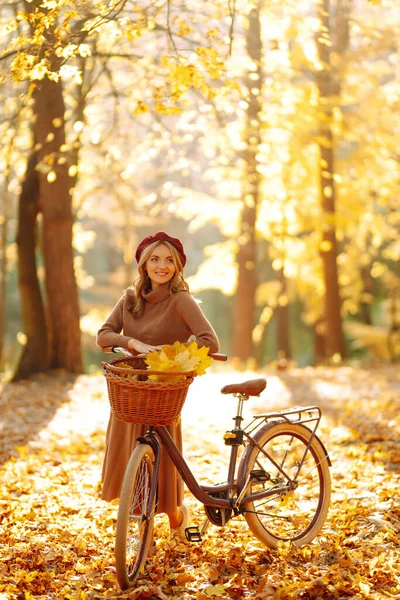 Νεαρό Χαμογελαστό Κορίτσι Ποδήλατο Περπατά Στο Δάσος Του Φθινοπώρου Ηλιοβασίλεμα — Φωτογραφία Αρχείου