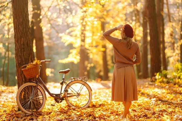 Молодая Улыбающаяся Девушка Велосипедными Прогулками Осеннем Лесу Закате — стоковое фото