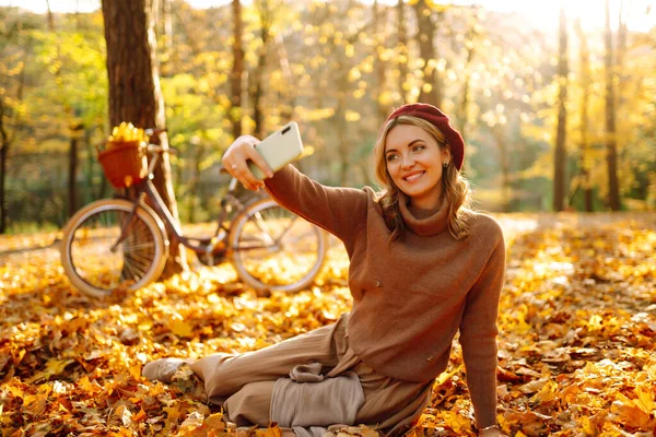 Menina Bonita Faz Uma Selfie Parque Outono — Fotografia de Stock