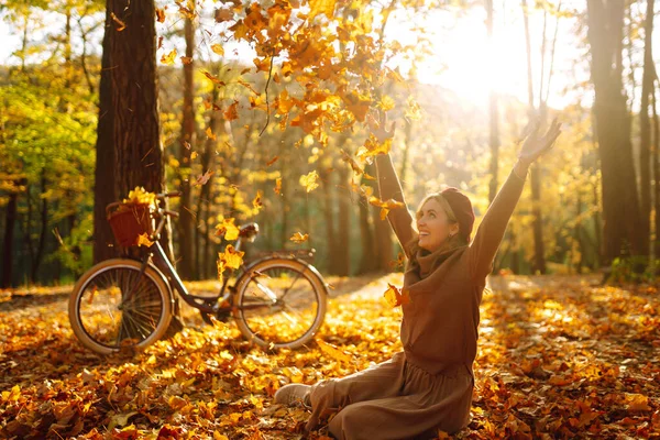 Ευτυχισμένη Νεαρή Γυναίκα Που Διασκεδάζει Φύλλα Στο Πάρκο Φθινόπωρο — Φωτογραφία Αρχείου