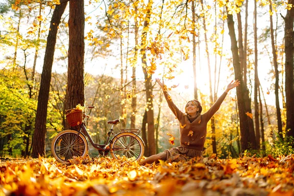 Приятная Молодая Женщина Веселится Листьями Осеннем Парке — стоковое фото