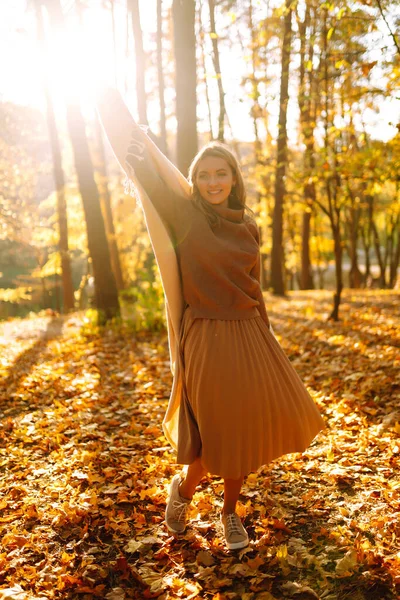 Appy Jovem Mulher Divertindo Com Folhas Parque Outono — Fotografia de Stock