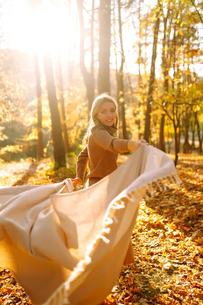 Appy Jovem Mulher Divertindo Com Folhas Parque Outono — Fotografia de Stock