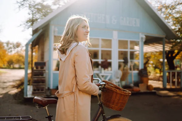 Menina Bonita Com Uma Bicicleta Fundo Uma Casa Azul Outono — Fotografia de Stock