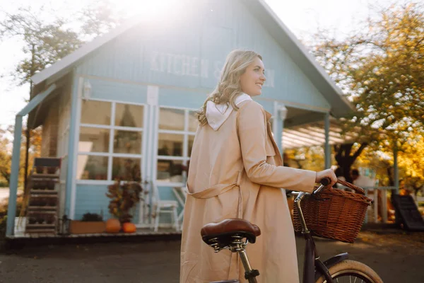 Sonbaharda Mavi Bir Evin Arka Planında Bisikleti Olan Güzel Kız — Stok fotoğraf